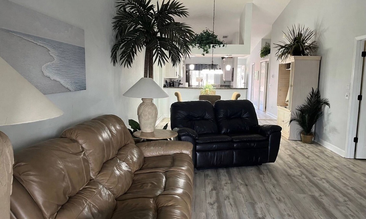 Naples Condo | Gated Community/Lazy River/Pool/Tennis/Granite/Tile/Lanai with Kitchen