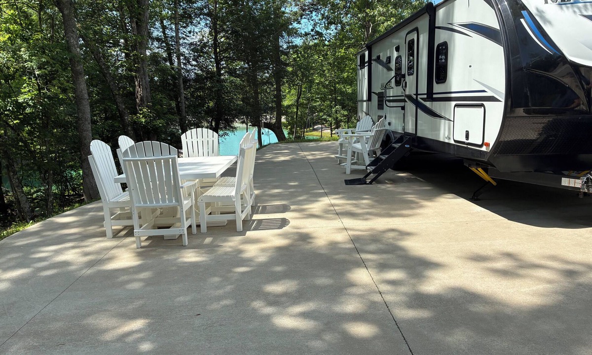 Woodbine RV Rental | Gated Luxury Glamping at Diamond Acres – Near Grove Marina & Cumberland Falls