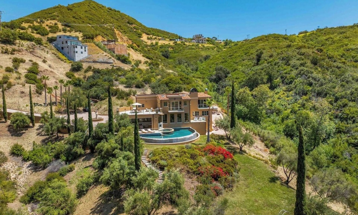 Malibu Villa | Gated Malibu Estate: Pool, Theater, Chef’s Kitchen