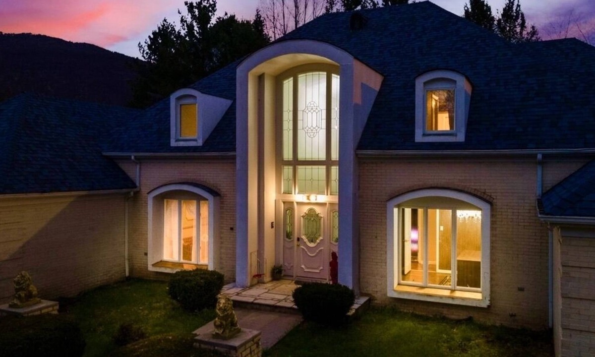 Andover House | Gated Mansion: Basketball Court, Movie Theater, Views, & free vineyard tours !
