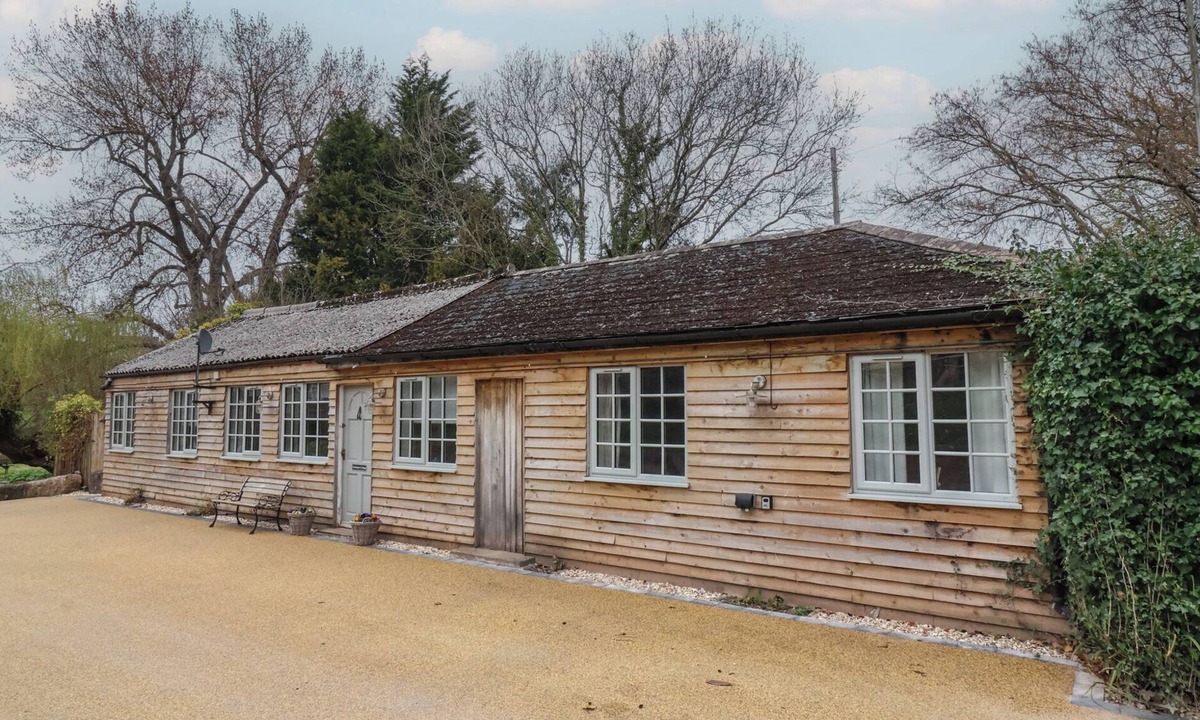 Bilbrook Cottage | GATEKEEPER'S COTTAGE, pet friendly, with hot tub in Roadwater