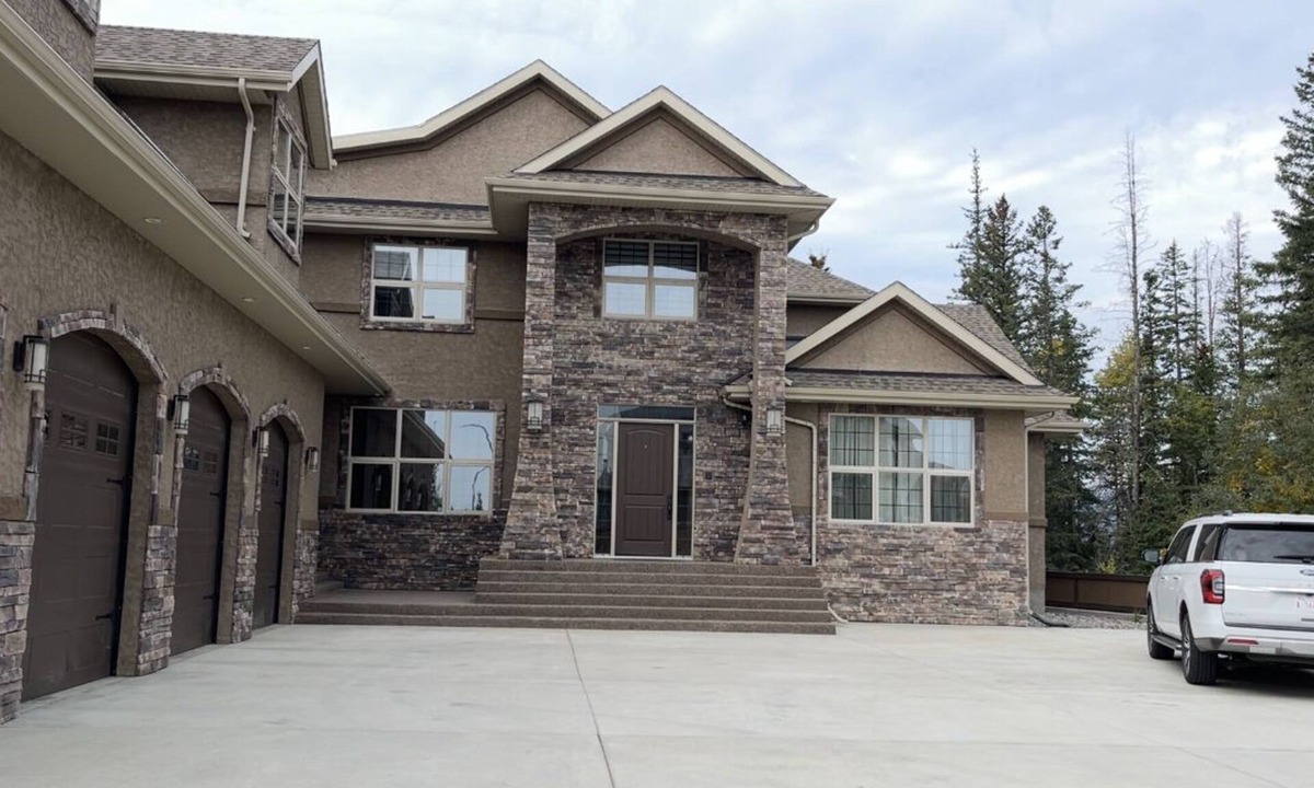 Hinton Villa | Gateway for Jasper Vacations in a Luxury Royal Mansion at Hinton