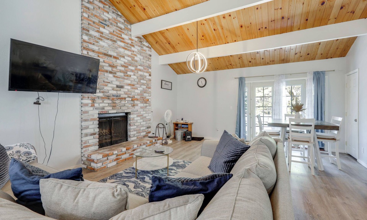 Running Springs House | Gateway to Big Bear! High-Country Home w/Deck