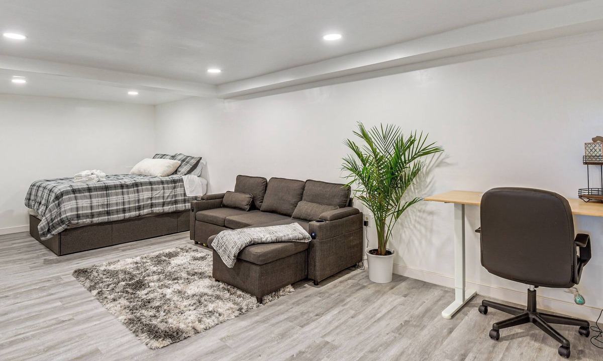 Clinton Apartment | Gateway to DC! Quiet Clinton Apt w/Workspace