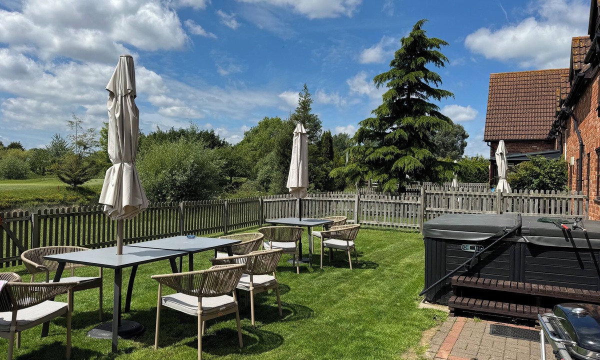 Bedford Cottage | Gather, Celebrate, and Soak in the Views at Ollie’s Lodge sleeping 8.