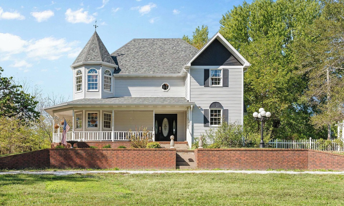 Ozark House | Gatsby-Inspired Victorian Farmhouse 7 Acres w Hot Tub & Game Room, Close to Town