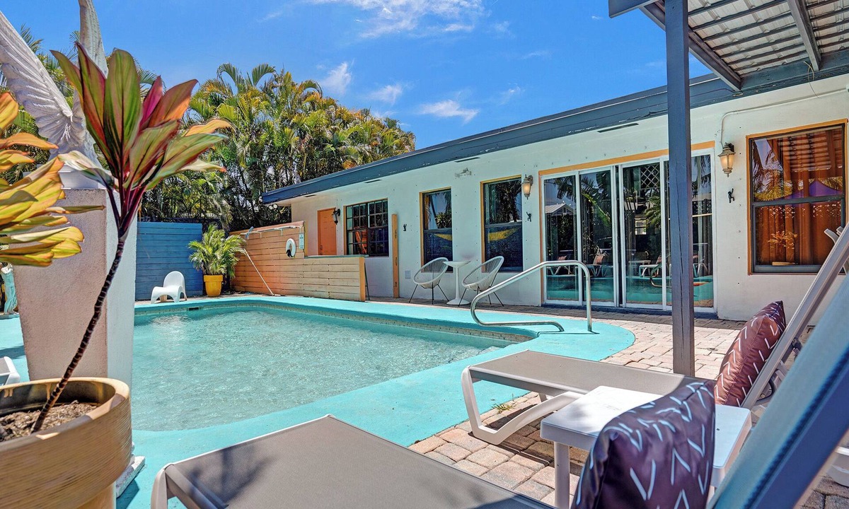 Coral Heights House | GAY MENs clothing optional Lrg 1br-deep discounts for long stays-8min to Wilton