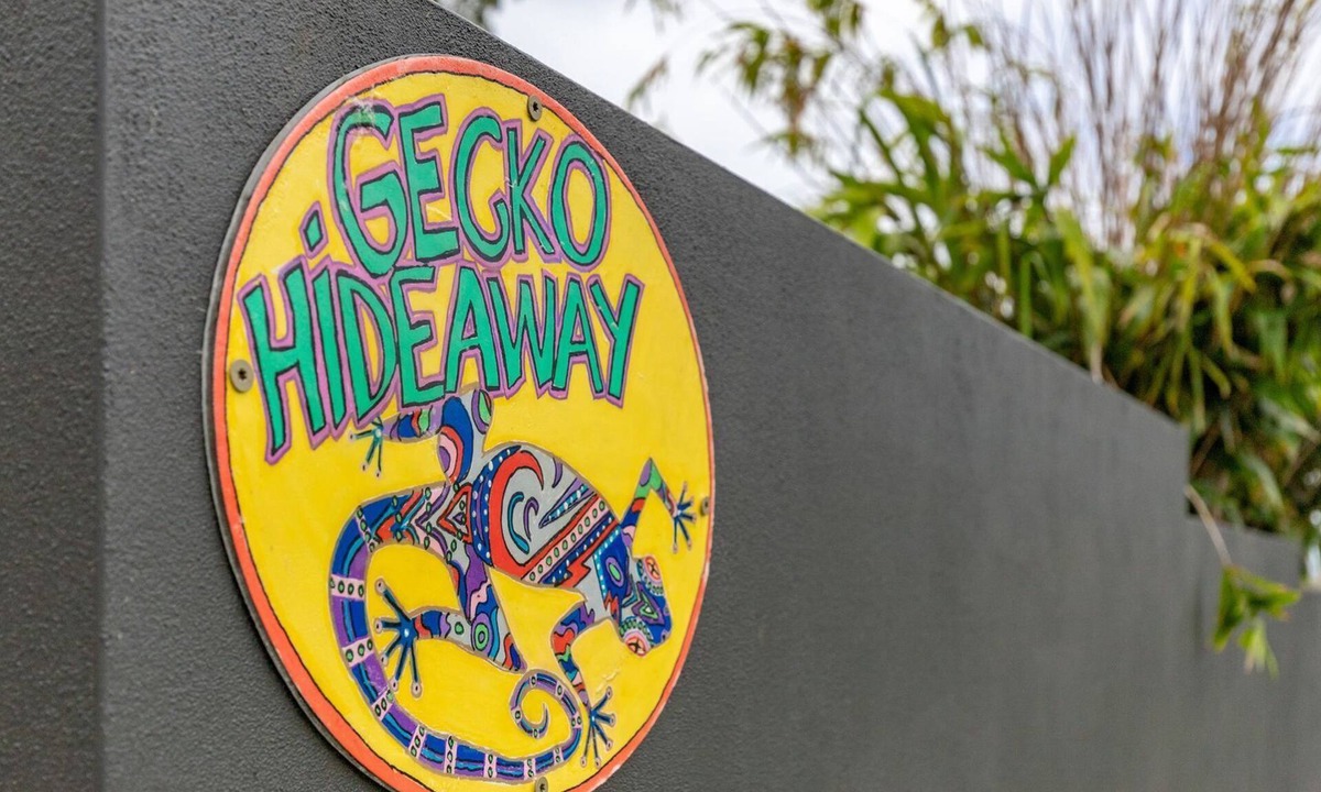 Smiths Lake House | Gecko Hideaway - unique glamping style holiday home