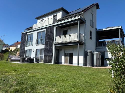 Hutzdorf Apartment | Gemütliche Ferienwohnung mit Sonnenterrasse