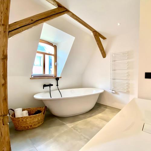Hof Apartment | Gemütliches Studio im Zentrum von Hof mit Designer-Wanne & 24h-Check-in