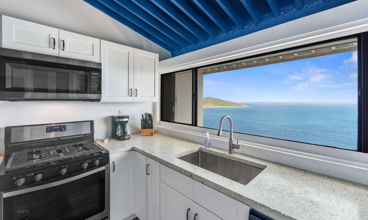 Estate Lovenlund Condo | Generator! Top Floor Condo - 5 mins to Magens