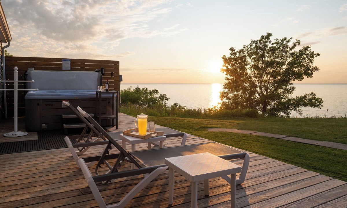 Geneva Cottage | Geneva, Direct Lakefront, Hot Tub, Wine Country