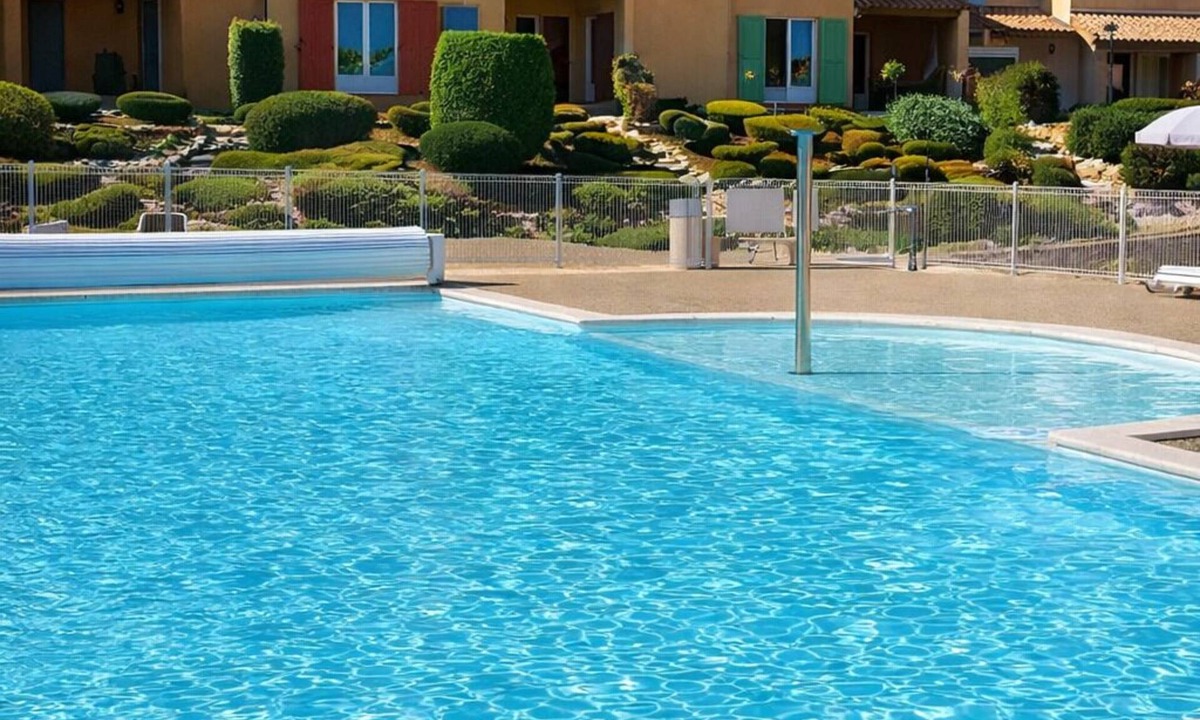 Saint-Trinit Apartment | Genièvre apartment in residence with heated pool