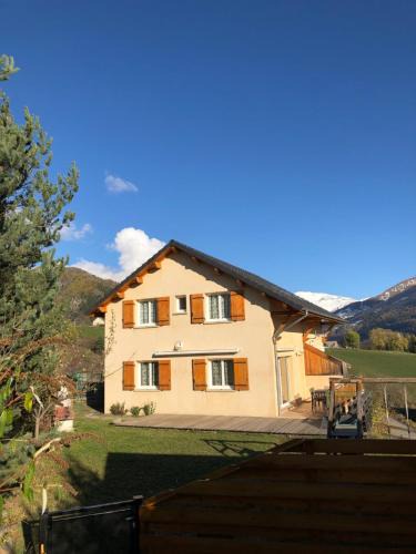 Saint-Jean-Saint-Nicolas Apartment | gentianes bleues