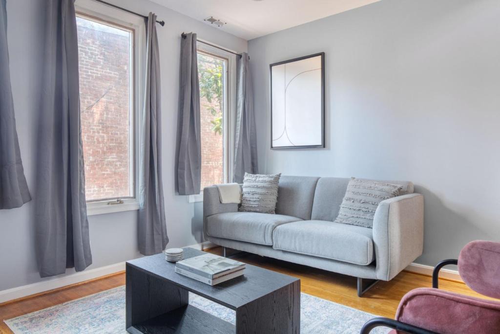 Georgetown Apartment | Georgetown 2br w wd nr Embassy Row nightlife WDC-705