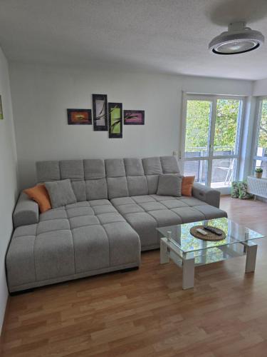Kaufering Apartment | Geräumige Wohnung mit Balkon, Küche & Parkplatz nahe Bahnhof