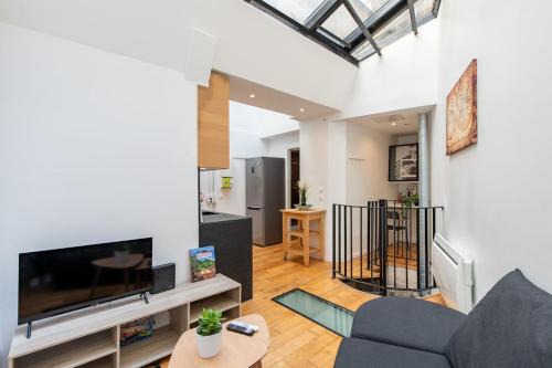 Quartier de la Folie-Mericourt Apartment | Geranimus Republic Square