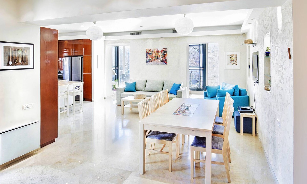 Emek Refaim Apartment | German Colony - Spacious & Bright with Balcony