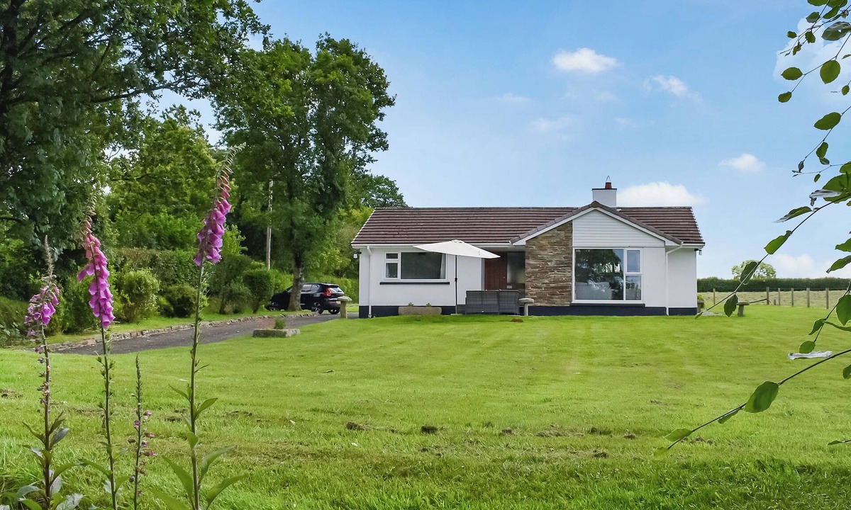 Callington Cottage | Get back to nature in this lovely, three-bedroom, rural bungalow.