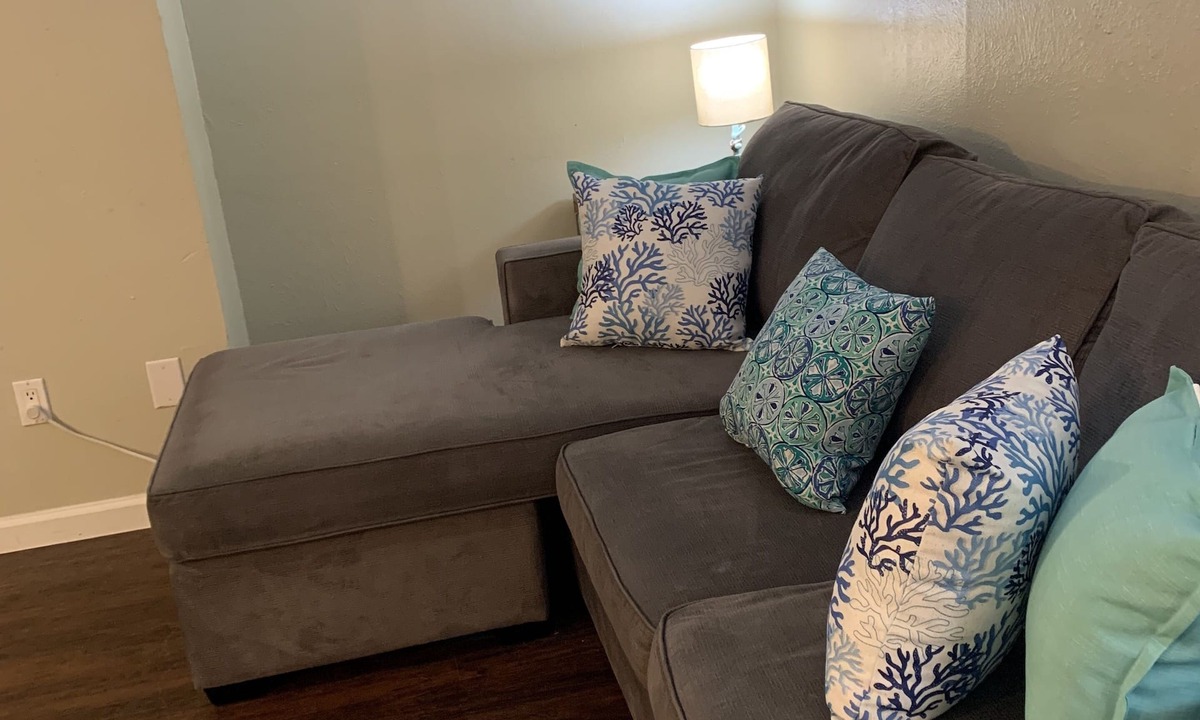 Bay Area Condo | Get it while you can. Feels like home. Roomy condo full kitchen