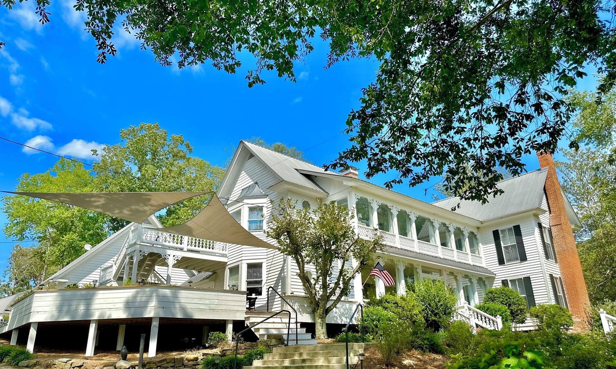 Cedar Bluff House | Getaway at "The Gardenia Suite" Pool, Hottub, kayaks, fire pit, & lake access!