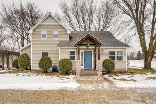 Greenfield House | Getaway w/Private Acreage in the Minneapolis Area
