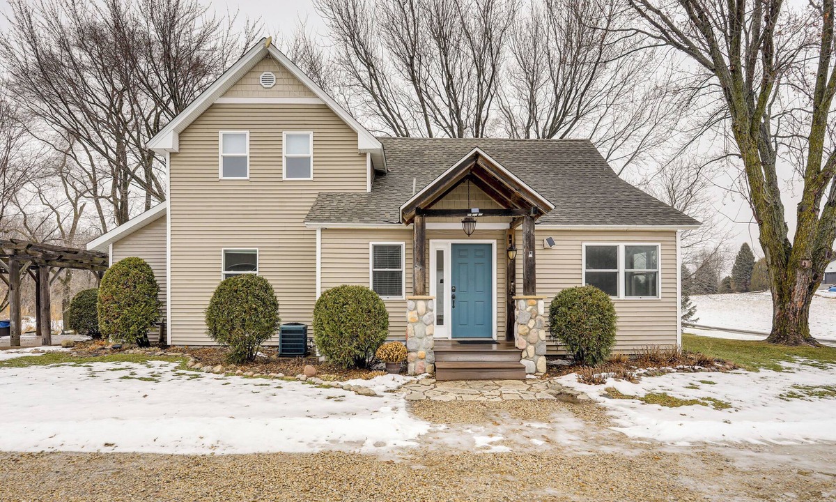 Greenfield House | Getaway w/Private Acreage in the Minneapolis Area