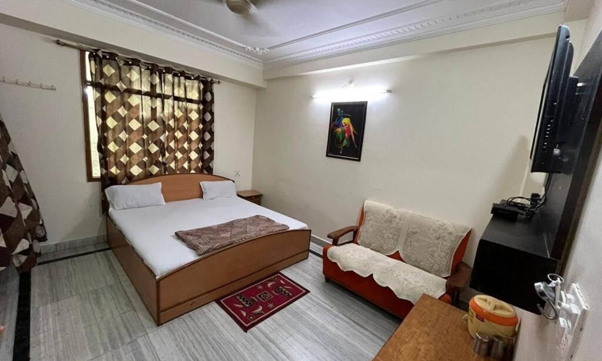Vrindavan Hotel | Giriraj kripa