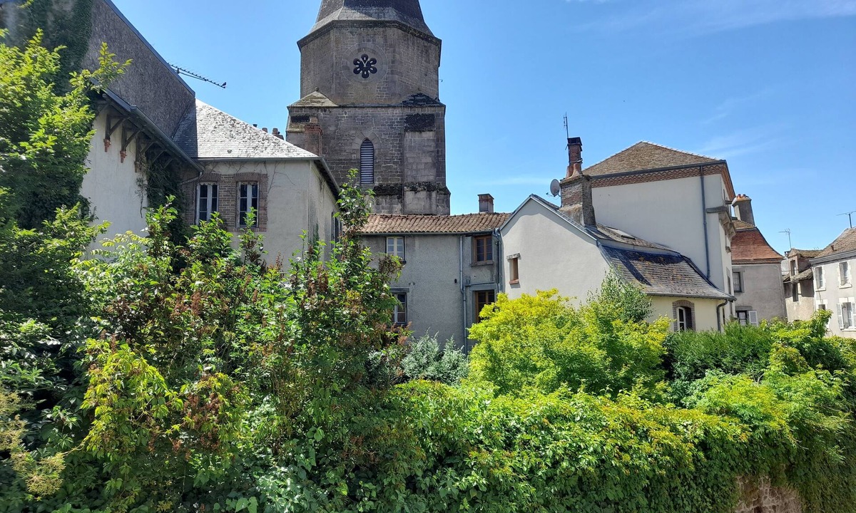 Magnac-Laval House | Gîte Déco is a beautiful Townhouse in the historical area of town with parking