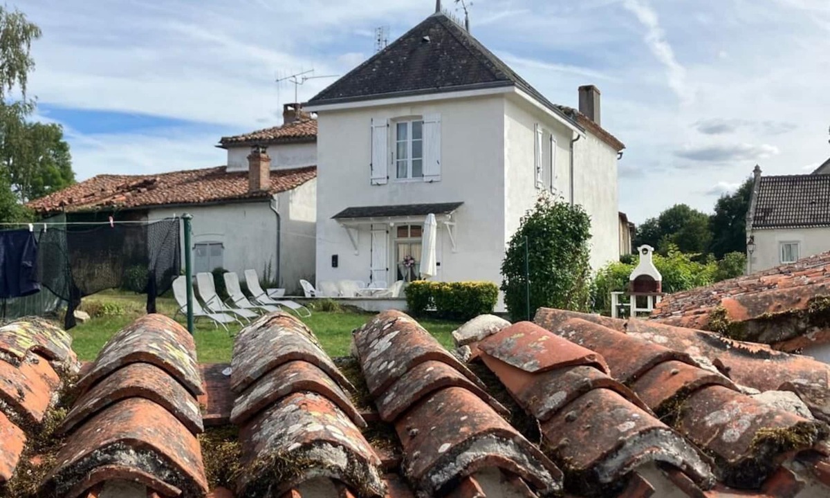 Oradour-Fanais House | Gite des Roses Sleeps 6 with Gardens
