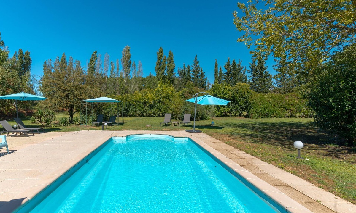 Roussillon House | Gîte 'Domaine Plan Des Devens Tendresse' with Shared Pool, Wi-Fi & Air Conditioning