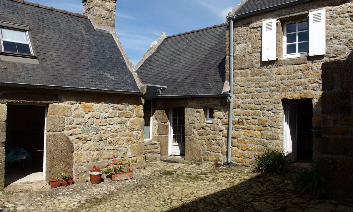 Porspoder House | Gite in 17th century barge house, sea 800 m away, pets welcome