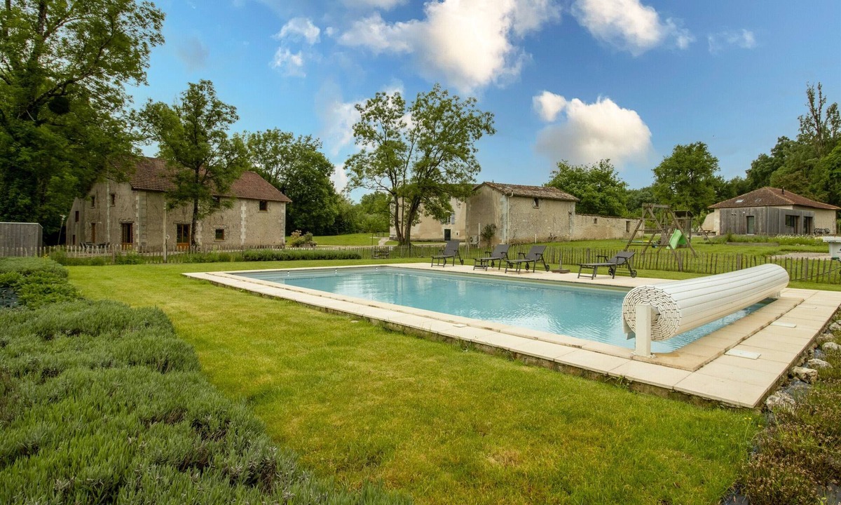 Chassaignes Villa | Gîte L'Étable with Shared Pool, Private Terrace and Wi-Fi