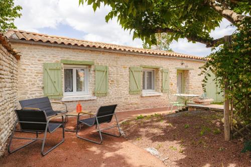 Courcon House | Gite Le Romarin