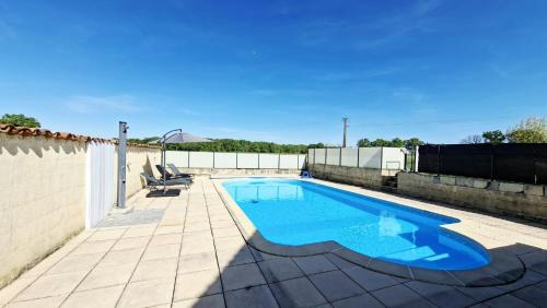 Saint-Yan House | Gites confortable pour 6-8 people with heated pool