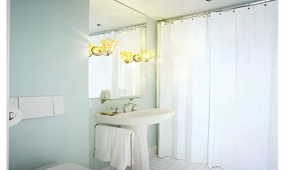 Beaconsfield Village Hotel | Gladstone Hotel & Suites