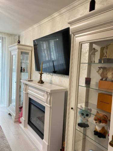 Braila Apartment | Glamorous Three