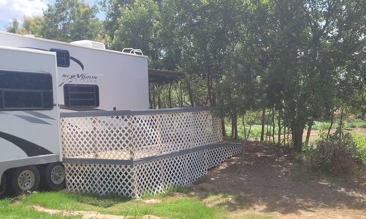 Tillman County House | Glamping 3 room RV-pet friendly, fishing, horses-V