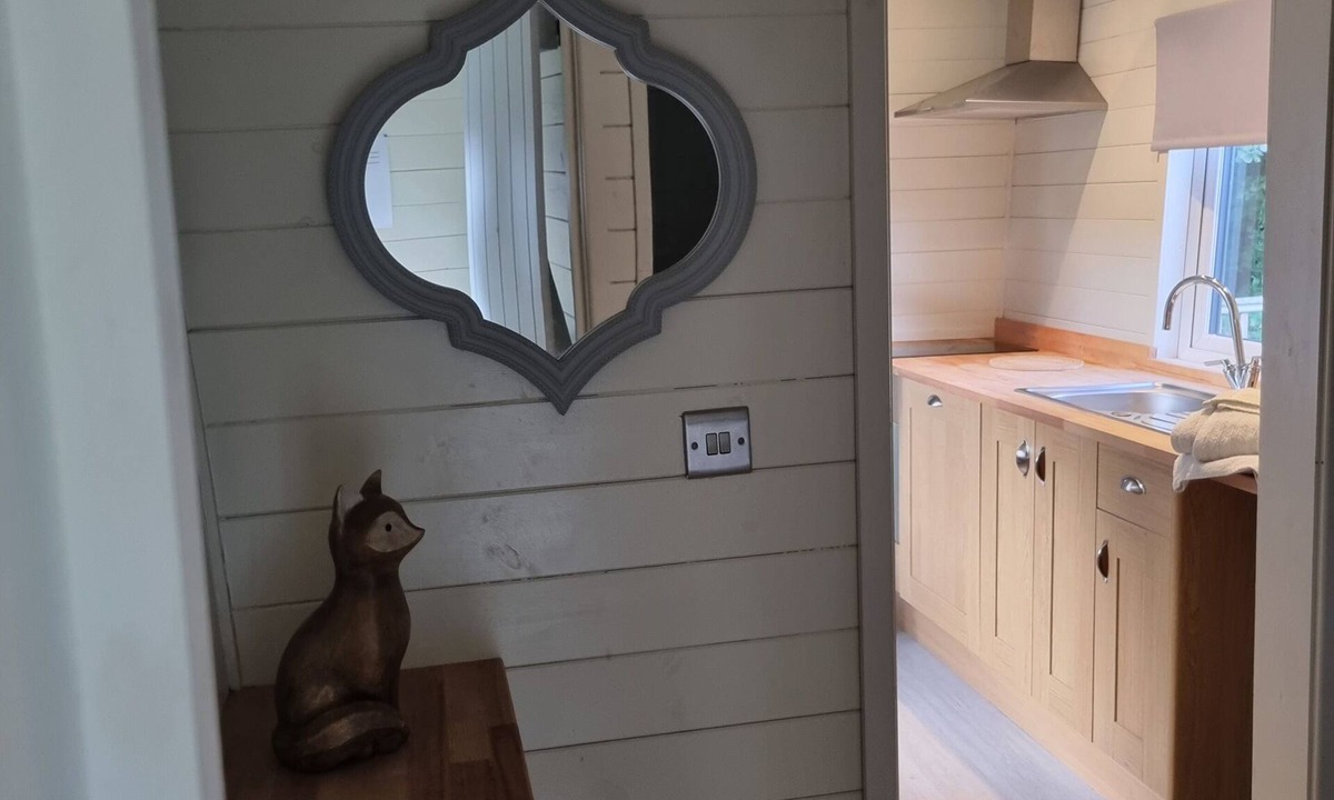 Llanfair Caereinion House | Glamping Hut - Riverview 4