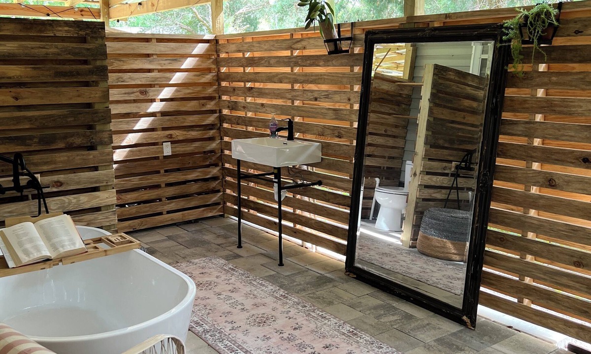 Archer Cabin | Glamping with A/C bedroom and luxury bath near UF and Springs