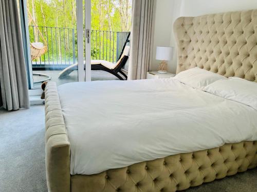 Glasgow House | Glasgow City Central Executive Triplex House, 3 Bedroom 3 Bathrooms 1 living room Kitchen - Huge Terrace for Master Bedroom - Private E Parking LEZ Congestion Zone Free - Garden - 5 mins drive to City Centre Central Station