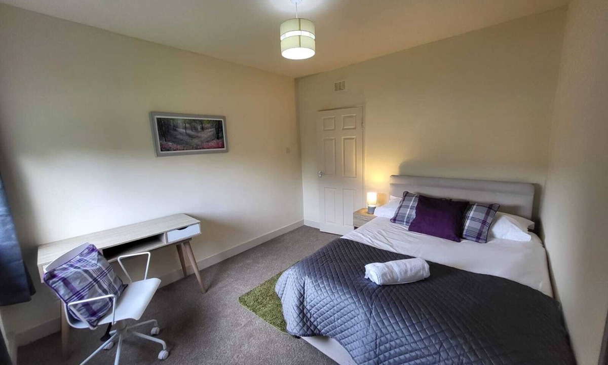 Provanmill House | Glasgow, Spacious 3 bed house with parking