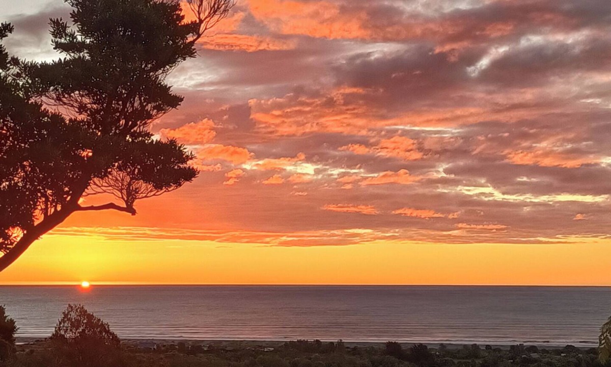Greymouth House | Glass Horizon - Rutherglen Holiday Home