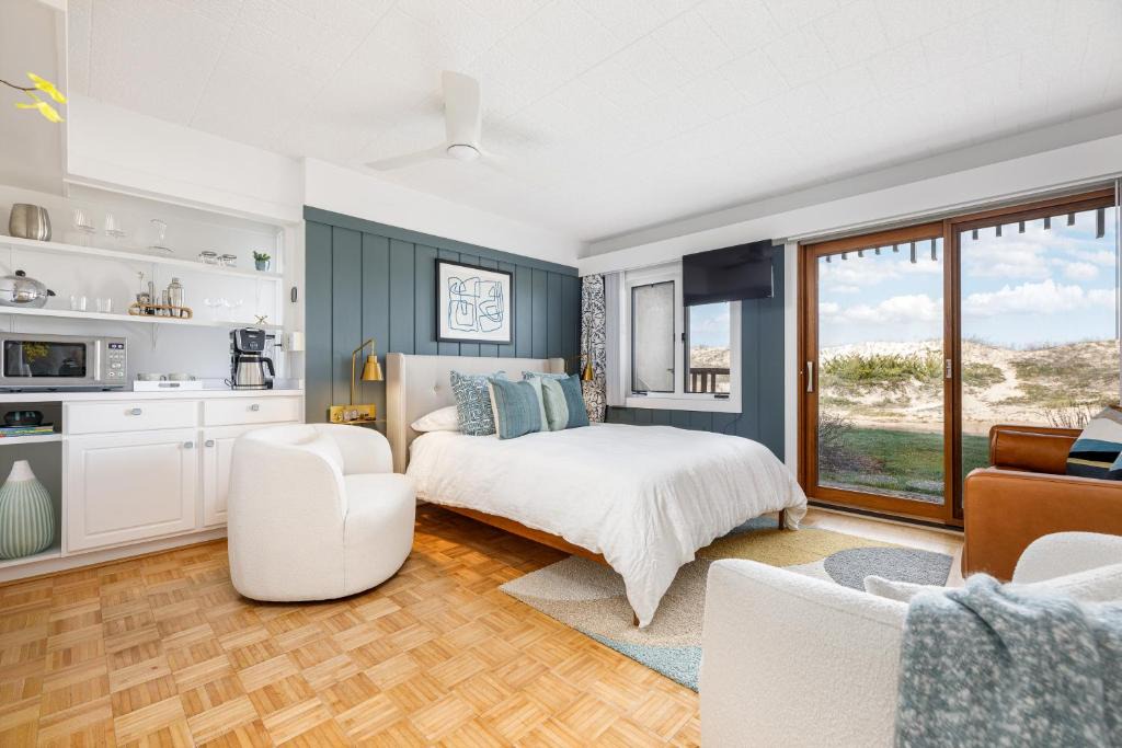 Maple City Apartment | Glen Arbor Riverfront Retreat: Steps to Beach!