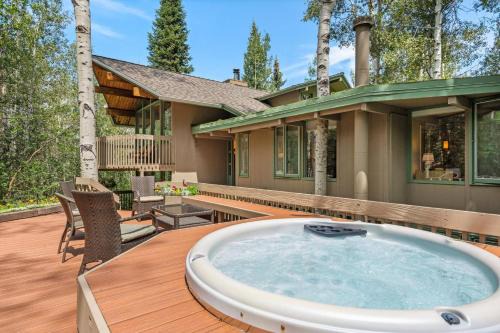 Aspen House | Glen Eagle Drive Home