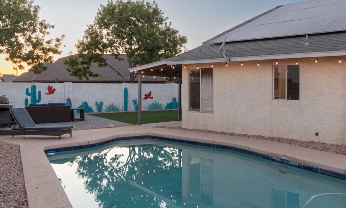 La Buena Vida House | Glendale Pool House Oasis with Jacuzzi Billiards