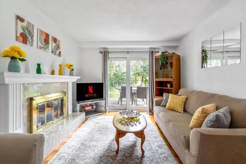 Mississauga House | Glengarry Haus Spacious 2BR Home Away From Home
