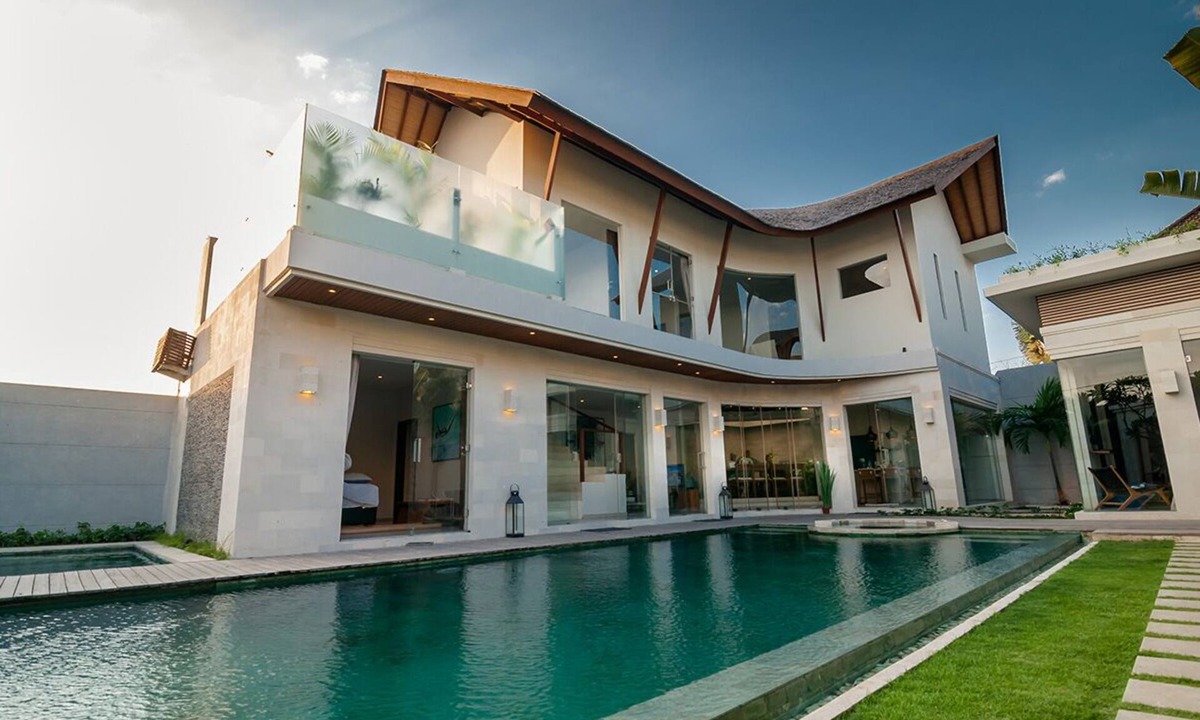 Seminyak Villa | Glorious 4BR Villa, Seminyak! 7Min Walk To Eat Street! W/Private Swimming Pool!
