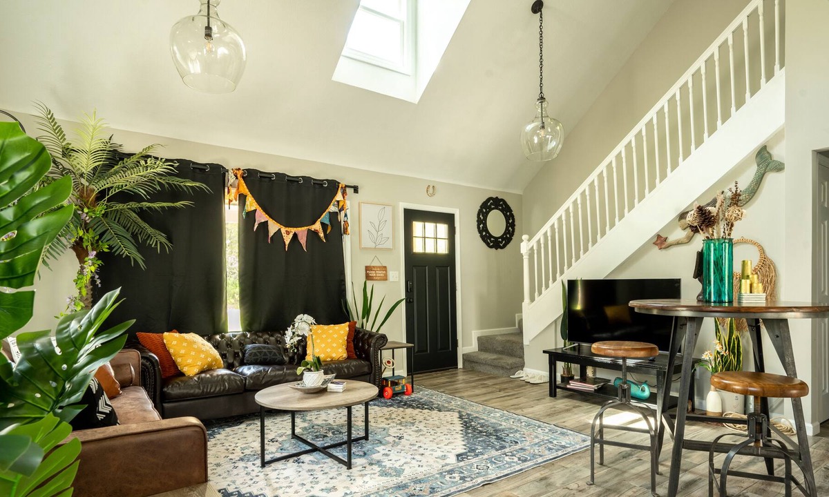 Howard House | Glorious but Comfy Modern Apple Valley Lakehouse with Hot Tub & Firepit