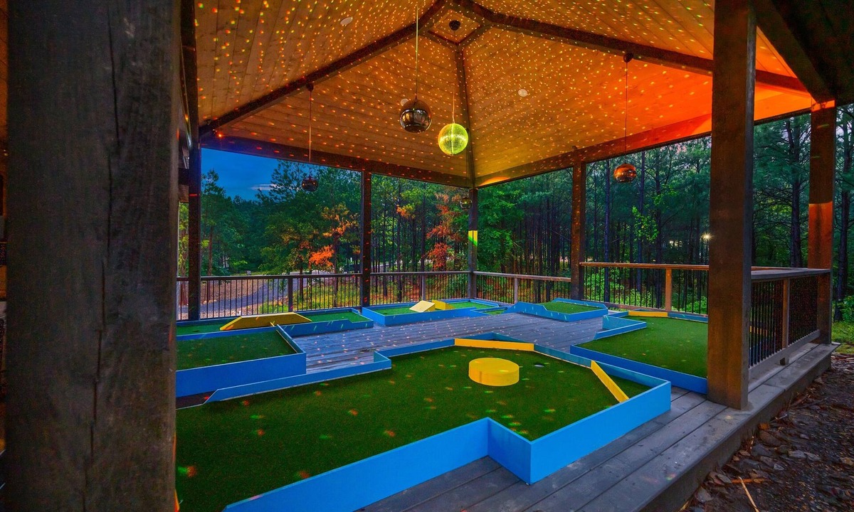 Pickens Cabin | Glow Mini Golf/Pool Table/Patio Oasis/Game Room!